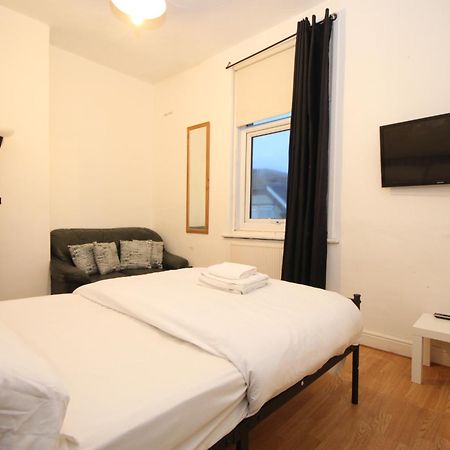 Barton Seaview, Self Catering Studio Apartments, Promenade & Central Beach Location, Families, Couples Or 23 Years Plus Only, Free Parking ブラックプール エクステリア 写真