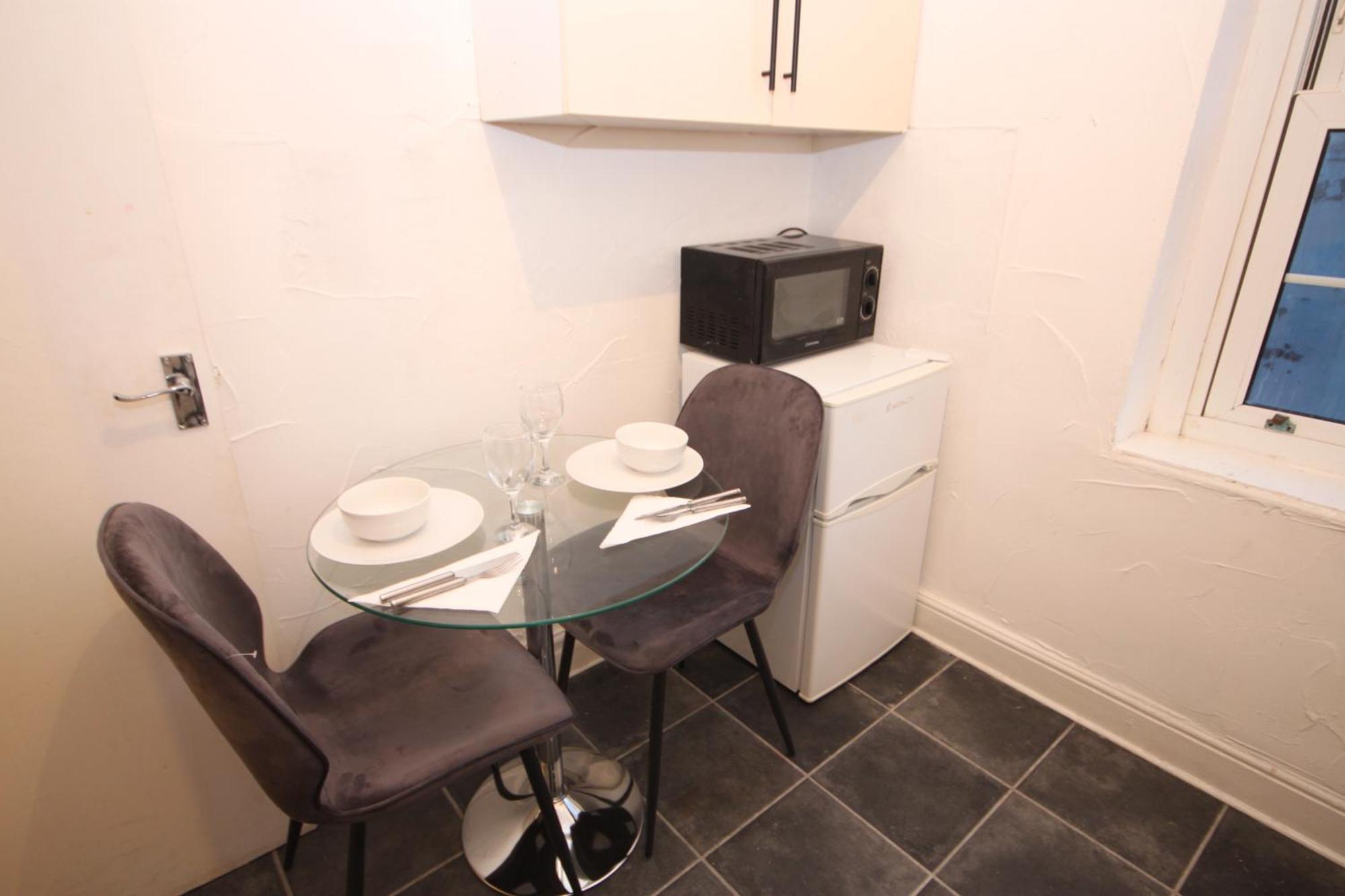 Barton Seaview, Self Catering Studio Apartments, Promenade & Central Beach Location, Families, Couples Or 23 Years Plus Only, Free Parking ブラックプール 部屋 写真