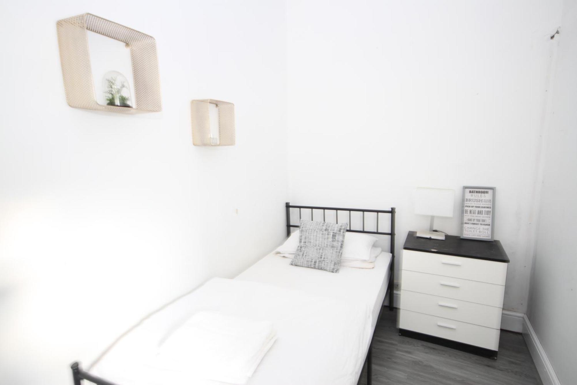 Barton Seaview, Self Catering Studio Apartments, Promenade & Central Beach Location, Families, Couples Or 23 Years Plus Only, Free Parking ブラックプール エクステリア 写真