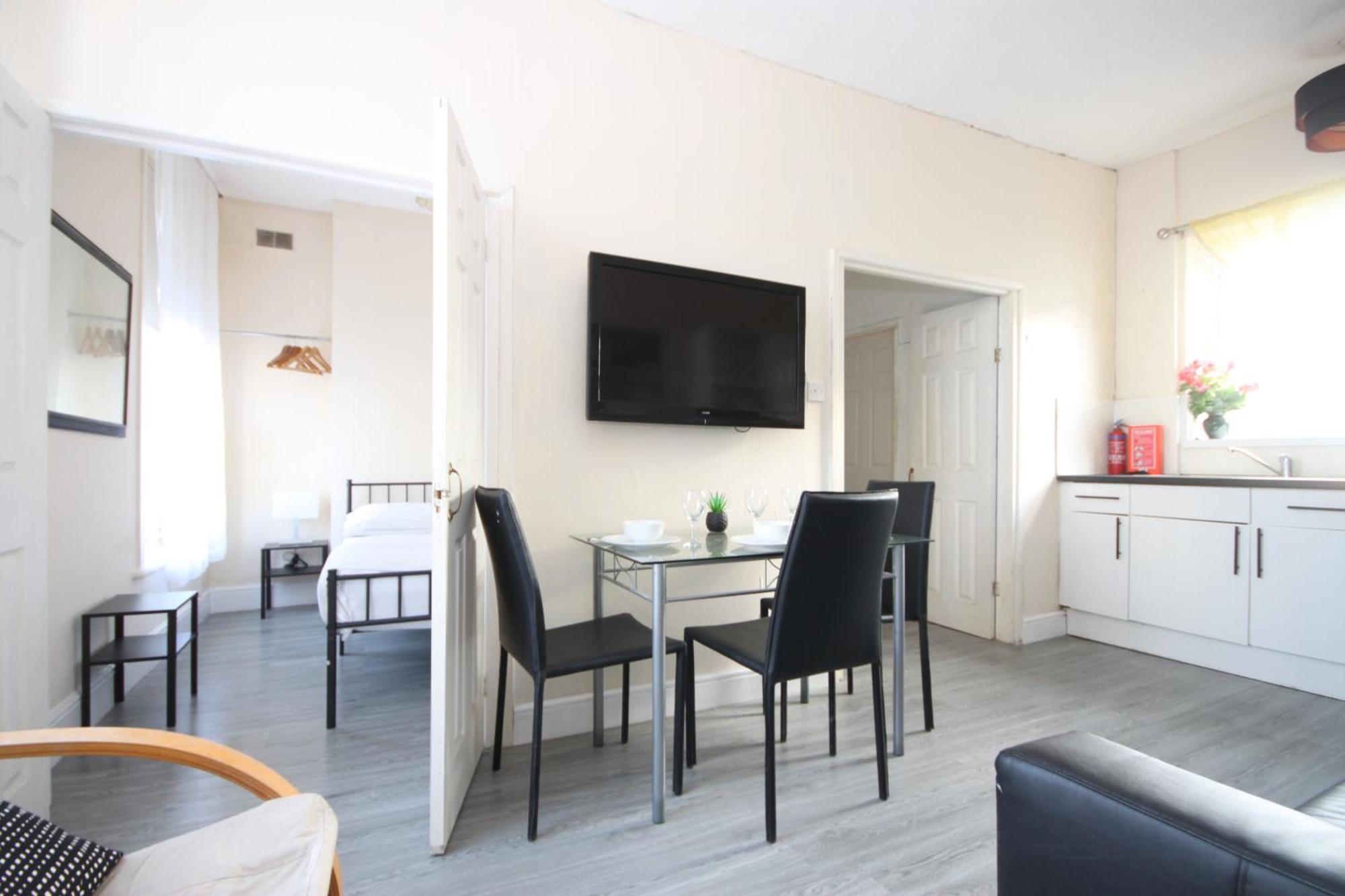 Barton Seaview, Self Catering Studio Apartments, Promenade & Central Beach Location, Families, Couples Or 23 Years Plus Only, Free Parking ブラックプール エクステリア 写真