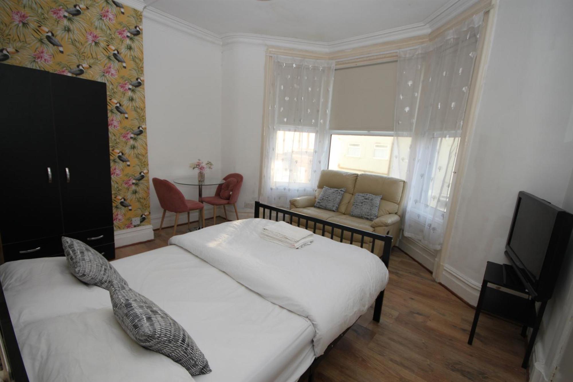 Barton Seaview, Self Catering Studio Apartments, Promenade & Central Beach Location, Families, Couples Or 23 Years Plus Only, Free Parking ブラックプール エクステリア 写真