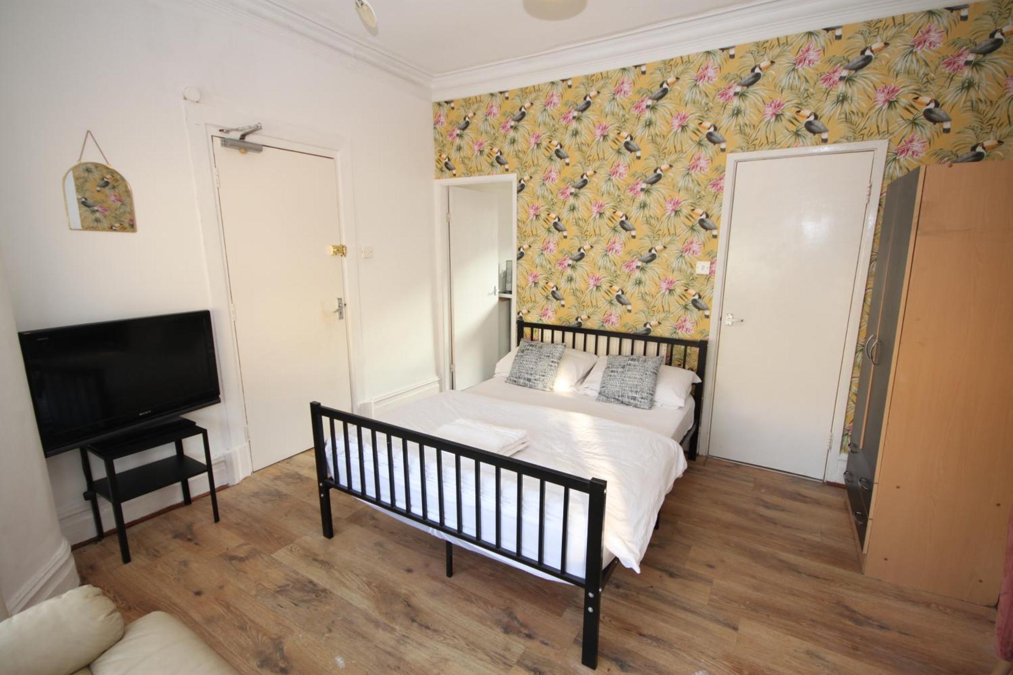 Barton Seaview, Self Catering Studio Apartments, Promenade & Central Beach Location, Families, Couples Or 23 Years Plus Only, Free Parking ブラックプール エクステリア 写真