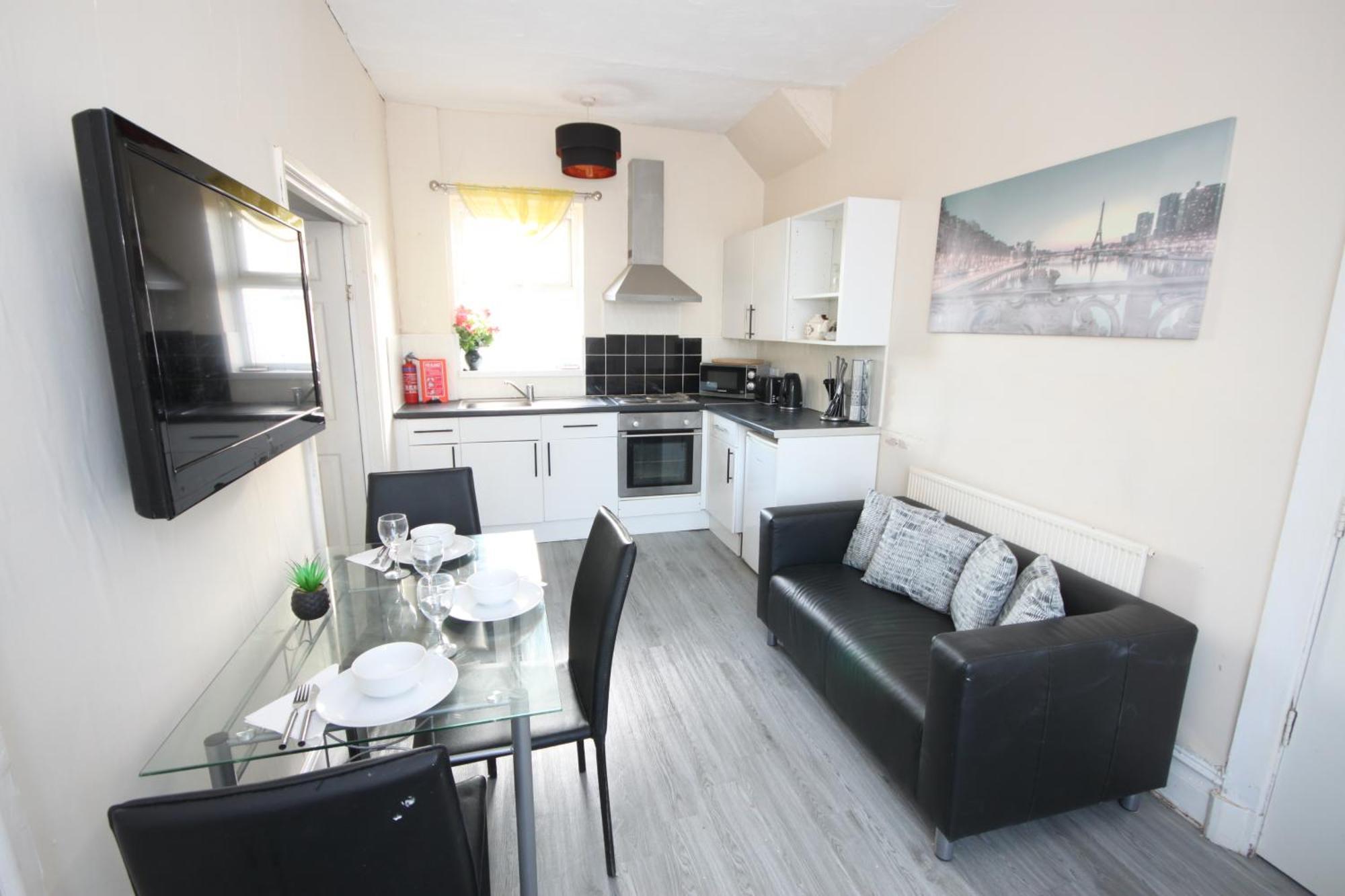 Barton Seaview, Self Catering Studio Apartments, Promenade & Central Beach Location, Families, Couples Or 23 Years Plus Only, Free Parking ブラックプール エクステリア 写真