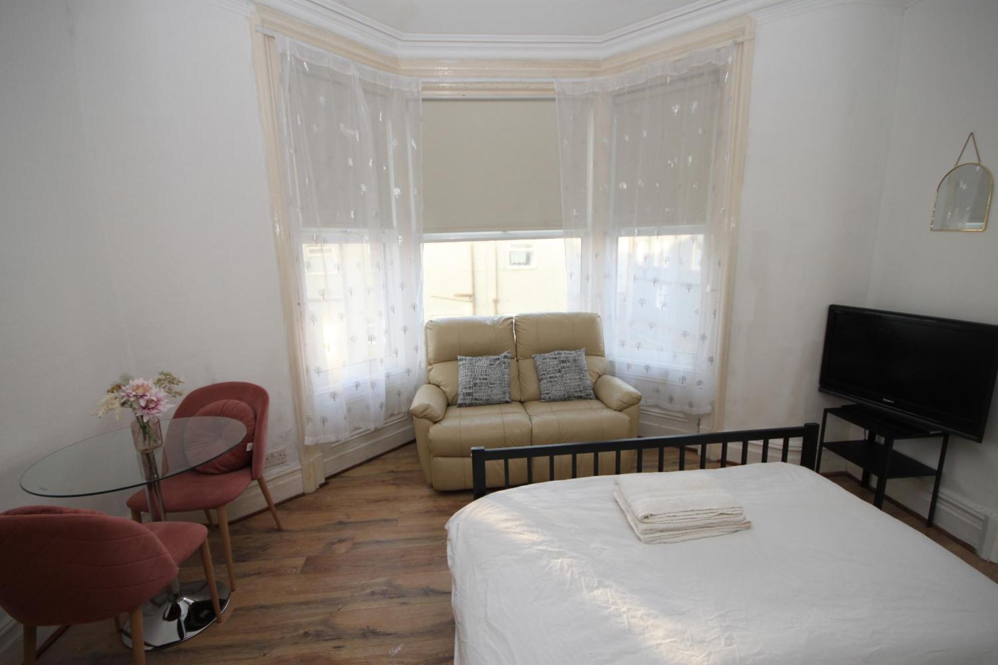 Barton Seaview, Self Catering Studio Apartments, Promenade & Central Beach Location, Families, Couples Or 23 Years Plus Only, Free Parking ブラックプール エクステリア 写真
