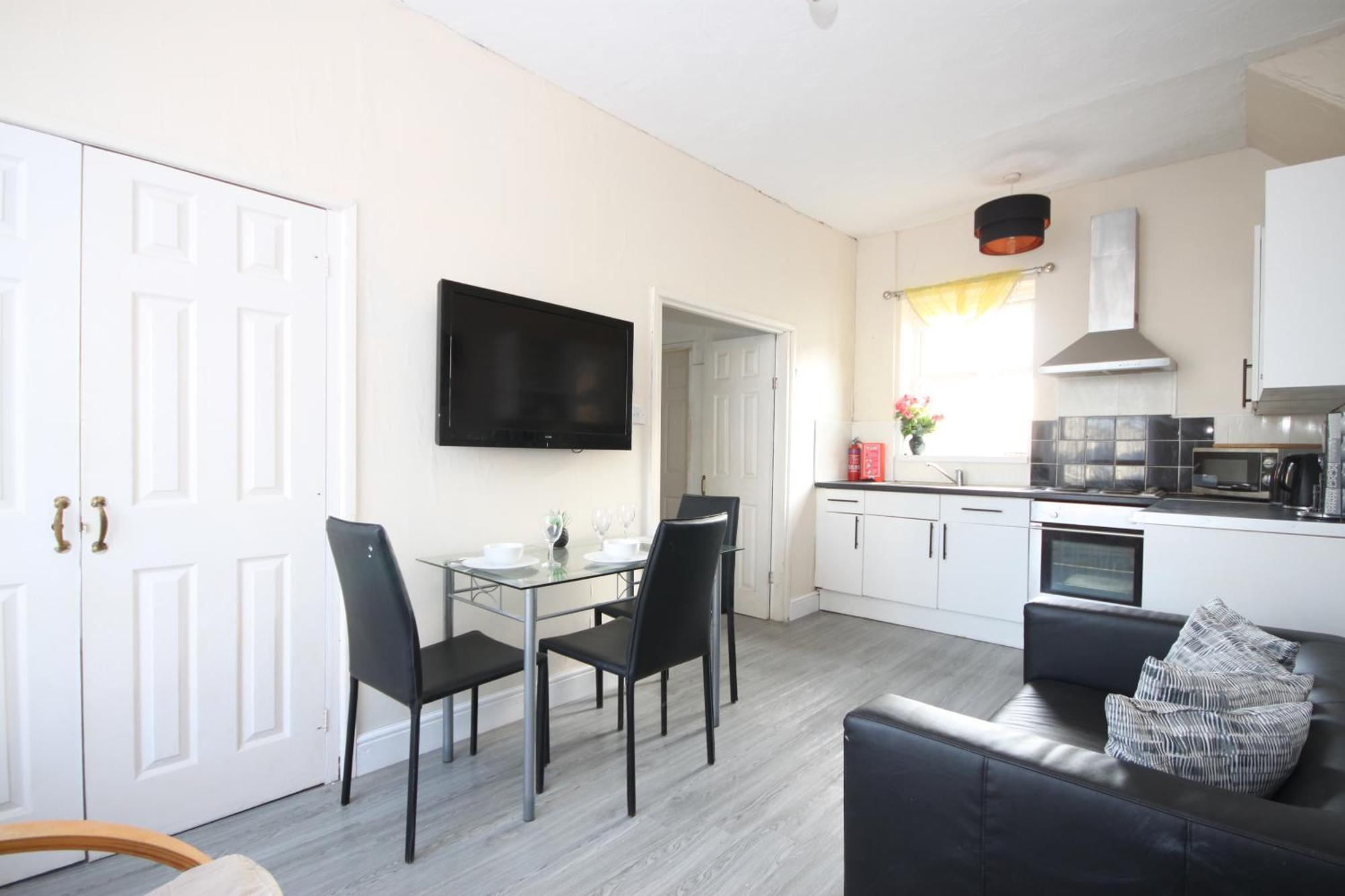 Barton Seaview, Self Catering Studio Apartments, Promenade & Central Beach Location, Families, Couples Or 23 Years Plus Only, Free Parking ブラックプール エクステリア 写真