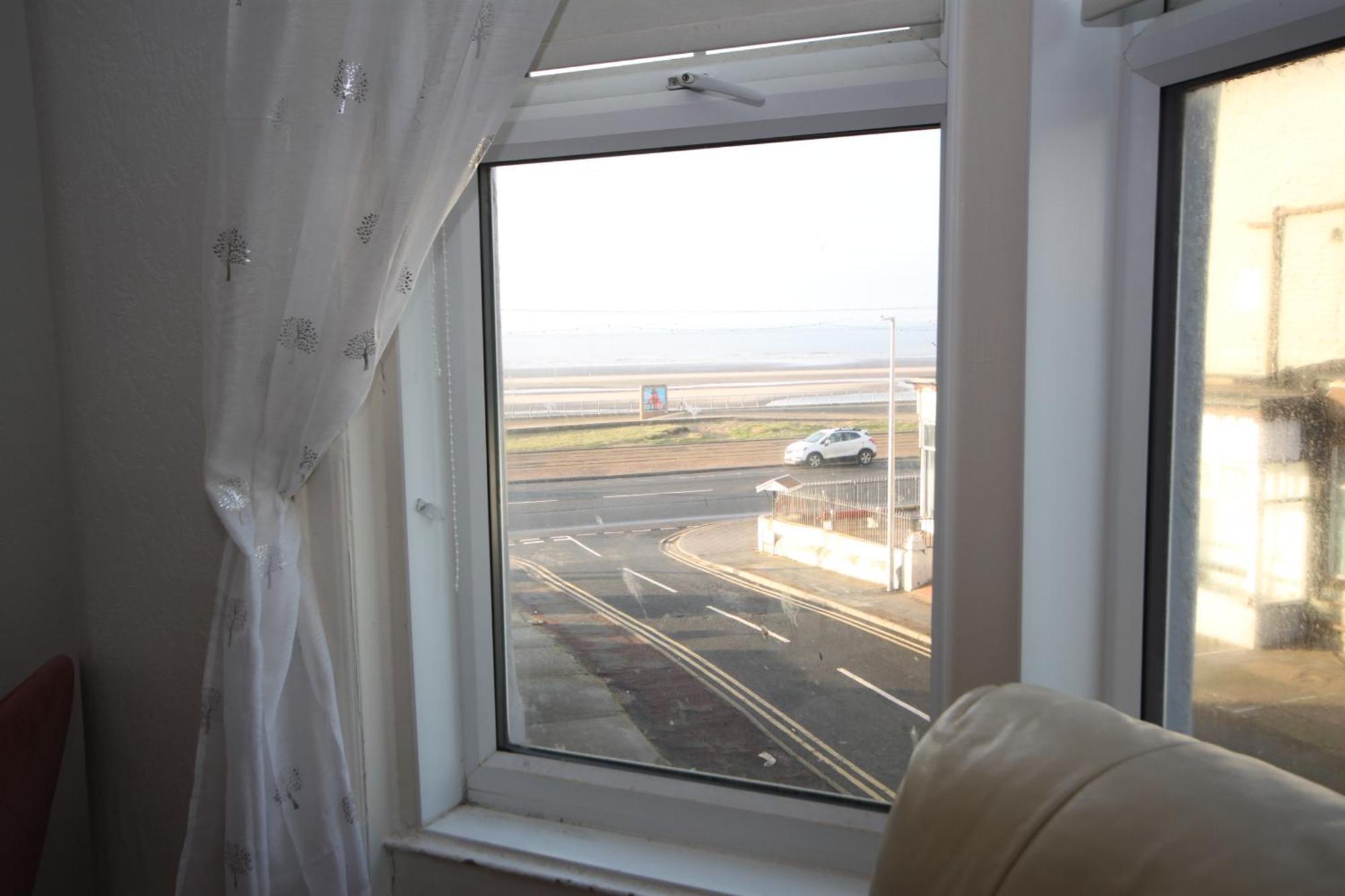 Barton Seaview, Self Catering Studio Apartments, Promenade & Central Beach Location, Families, Couples Or 23 Years Plus Only, Free Parking ブラックプール エクステリア 写真