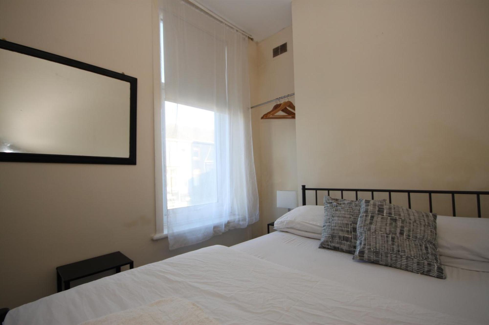 Barton Seaview, Self Catering Studio Apartments, Promenade & Central Beach Location, Families, Couples Or 23 Years Plus Only, Free Parking ブラックプール 部屋 写真