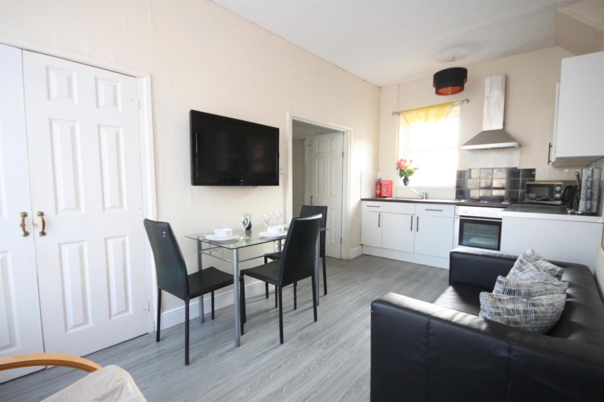 Barton Seaview, Self Catering Studio Apartments, Promenade & Central Beach Location, Families, Couples Or 23 Years Plus Only, Free Parking ブラックプール エクステリア 写真