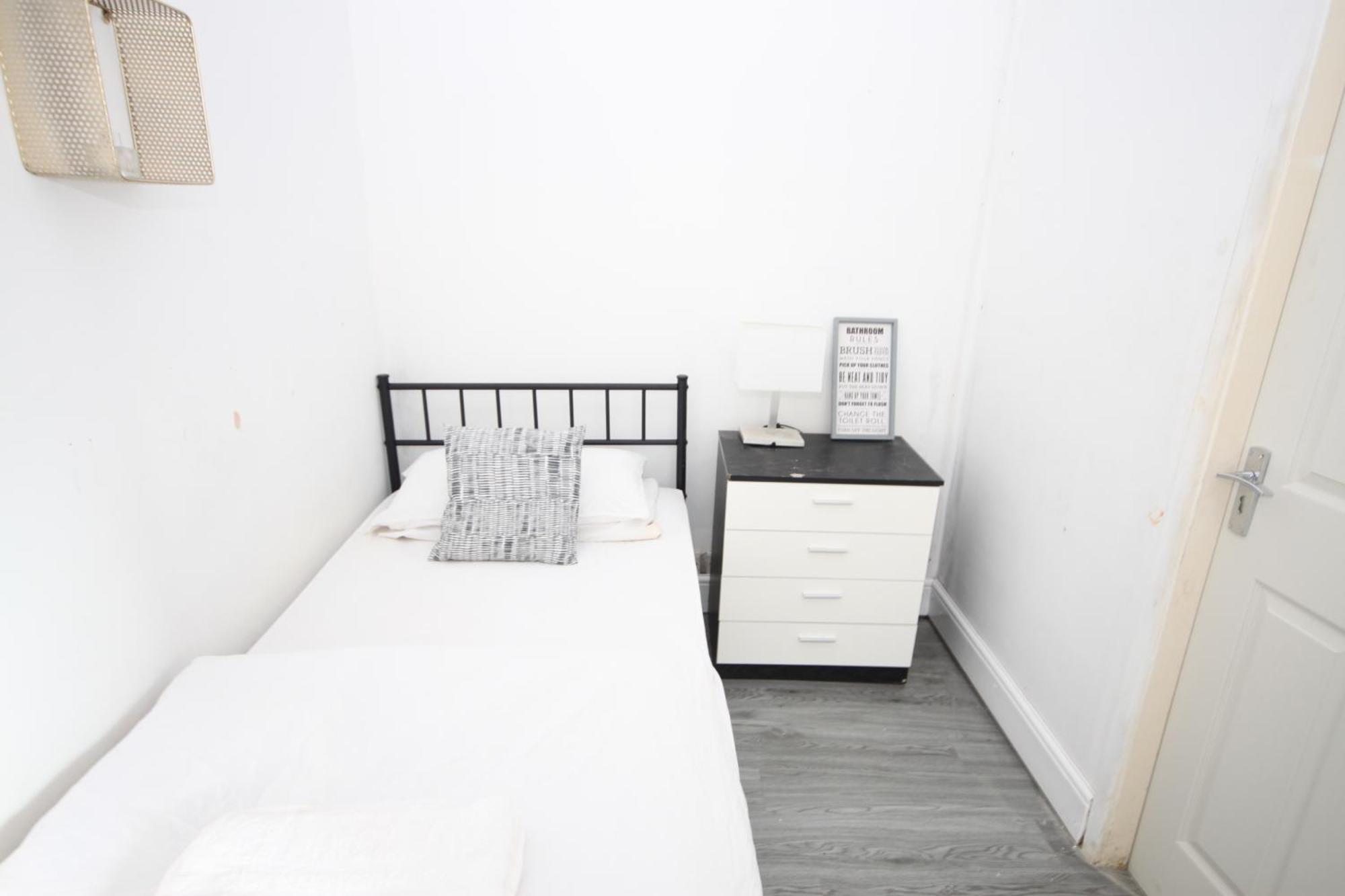 Barton Seaview, Self Catering Studio Apartments, Promenade & Central Beach Location, Families, Couples Or 23 Years Plus Only, Free Parking ブラックプール 部屋 写真