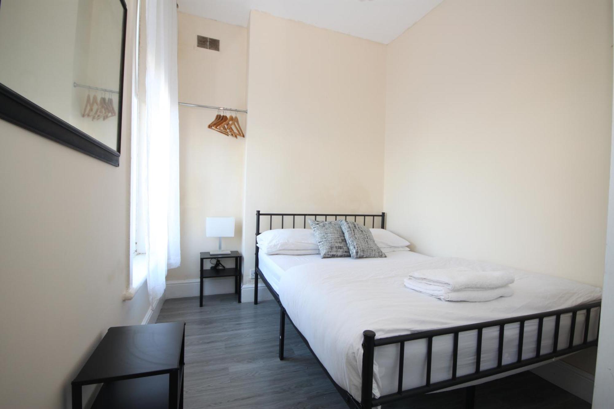 Barton Seaview, Self Catering Studio Apartments, Promenade & Central Beach Location, Families, Couples Or 23 Years Plus Only, Free Parking ブラックプール 部屋 写真