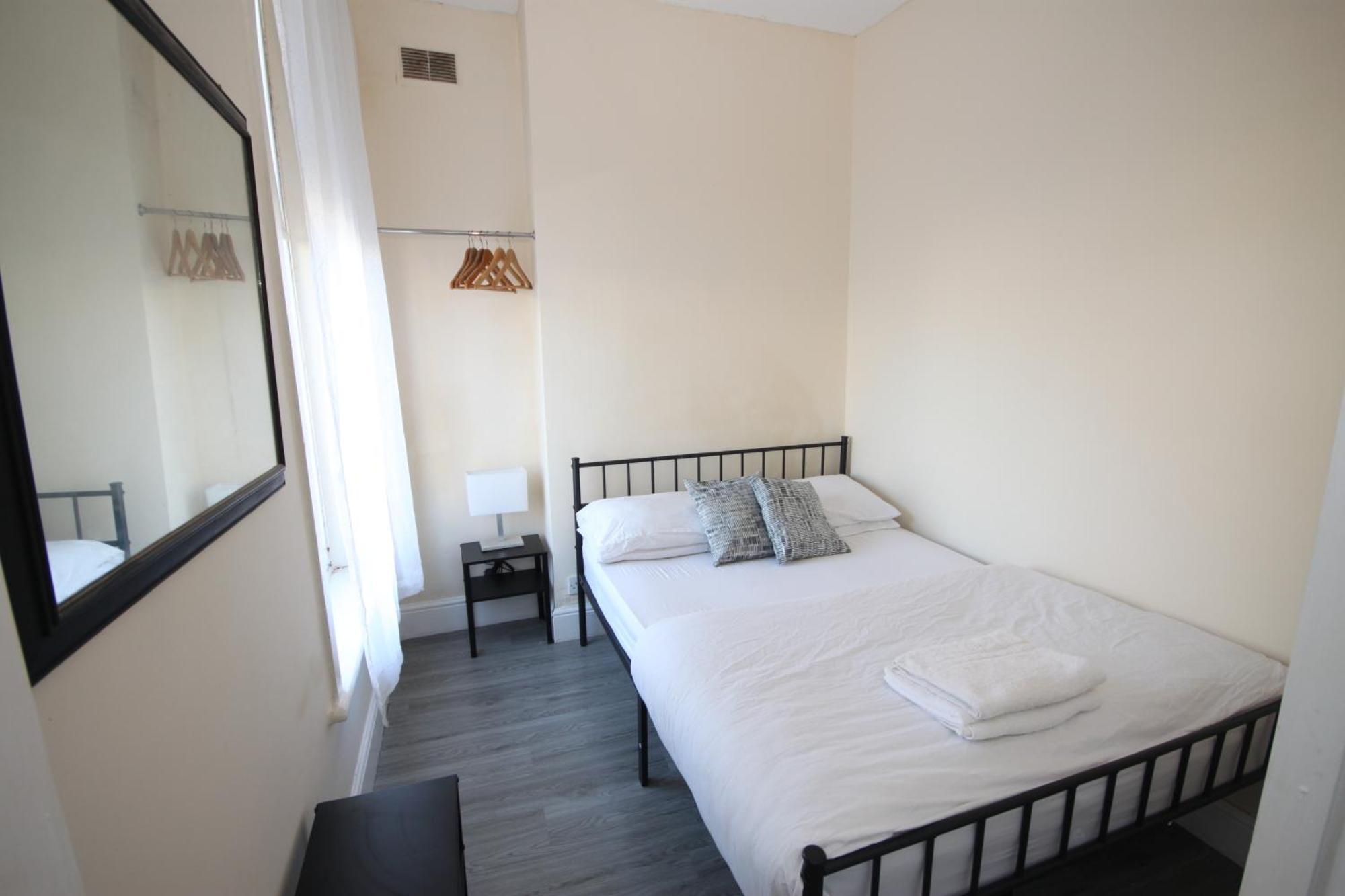 Barton Seaview, Self Catering Studio Apartments, Promenade & Central Beach Location, Families, Couples Or 23 Years Plus Only, Free Parking ブラックプール エクステリア 写真